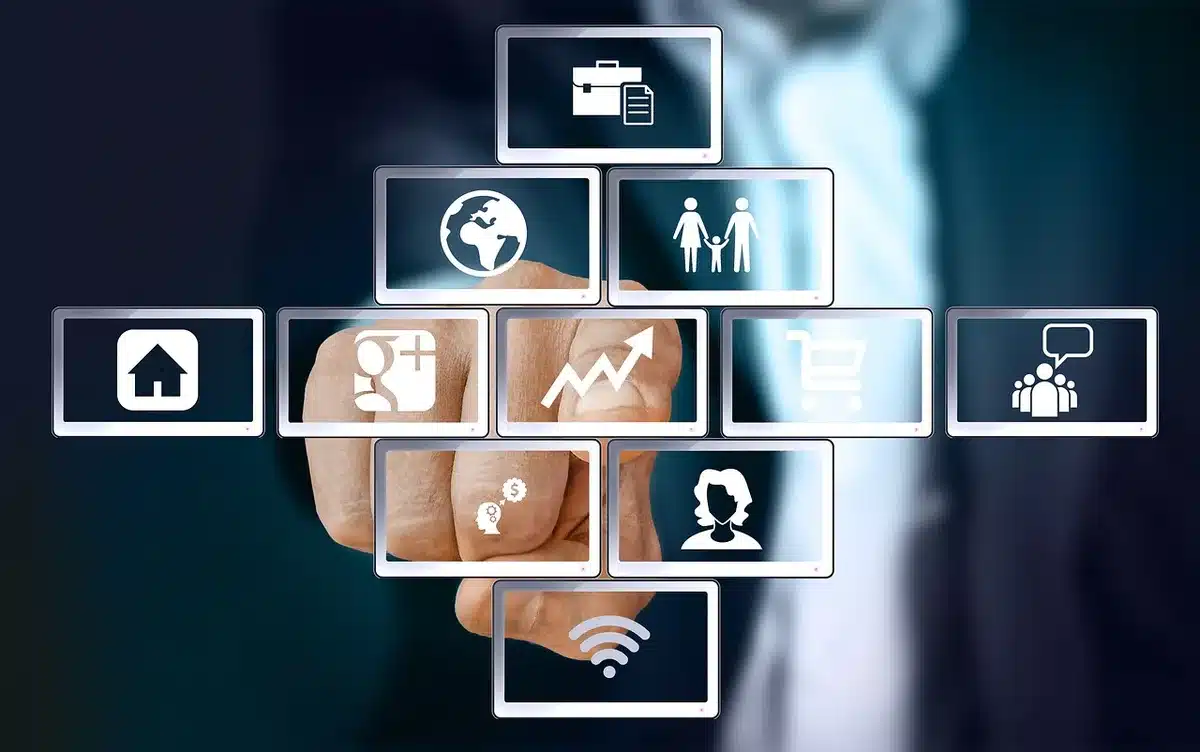 Équipe travaillant autour d'un tableau de bord marketing partagé sur un grand écran