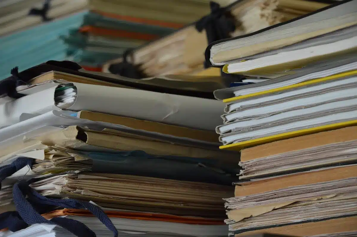 Acte de décès et copies de documents d'état civil posés sur une table