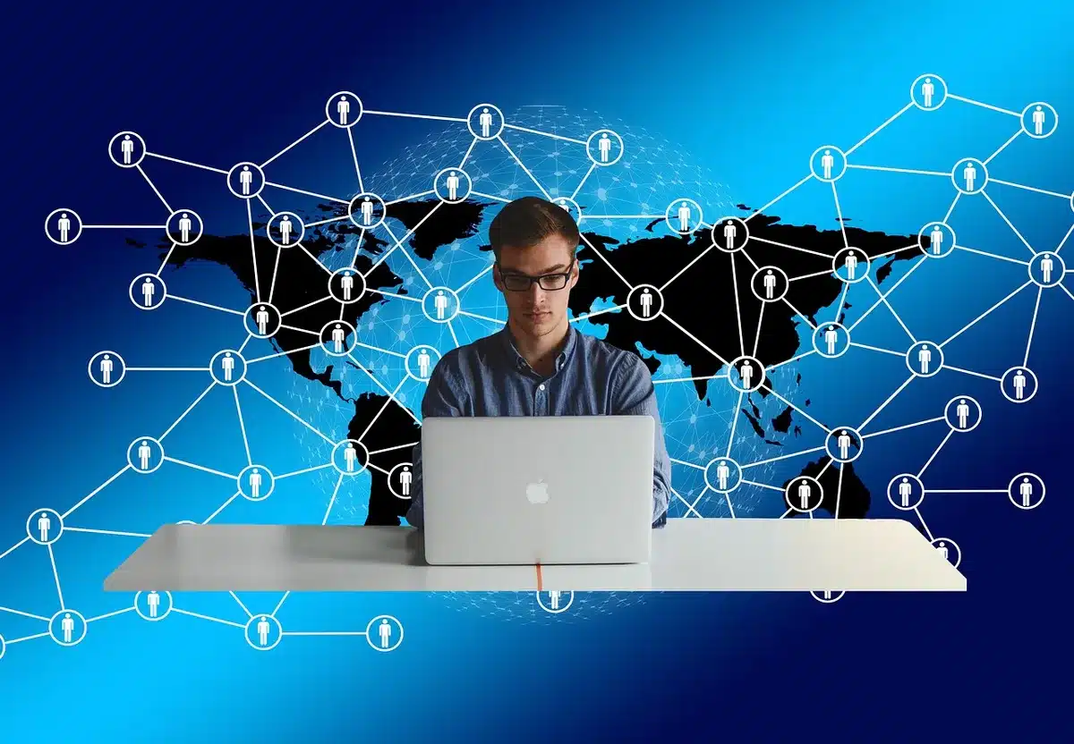 Personne devant un ordinateur portable préparant une demande en ligne