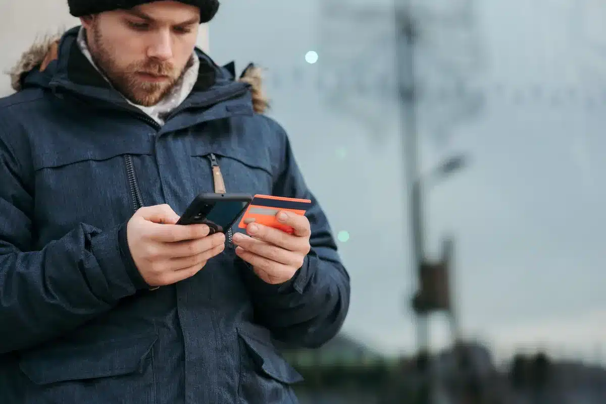 Parcours d'achat affiché sur un smartphone pour tester l'expérience mobile