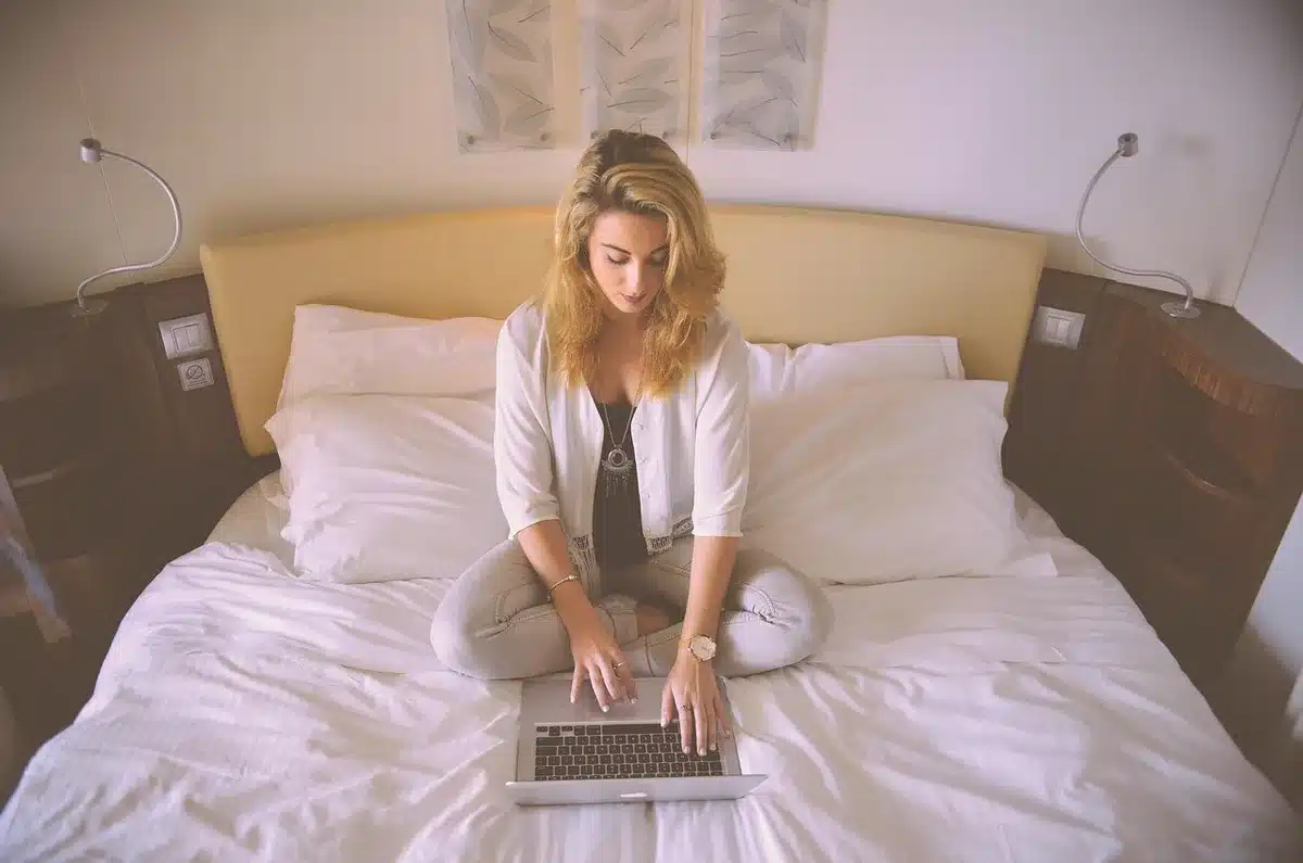 Personne travaillant sur fiches produit et checklist sur ordinateur portable
