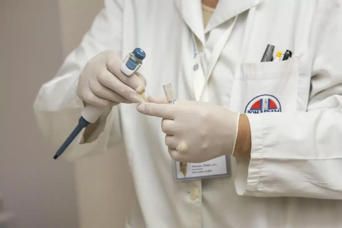 Certificat médical circonstancié posé sur une table avec un stylo