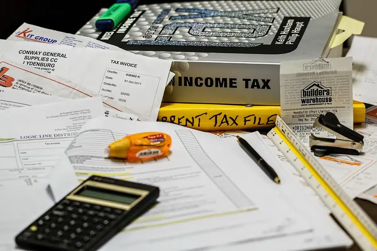 Dossier financier et calculatrice sur un bureau lumineux